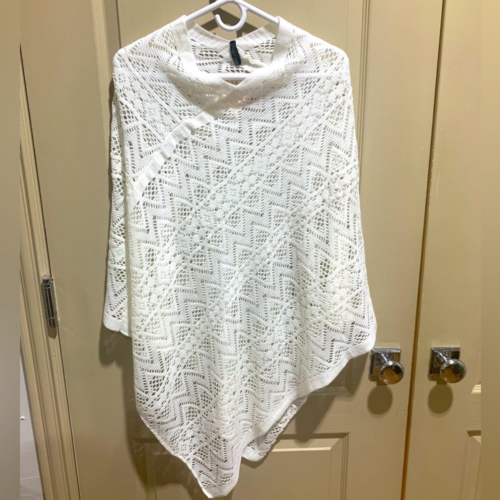NWT Britt’s Knits 100% Acrylic Woven Poncho One Size